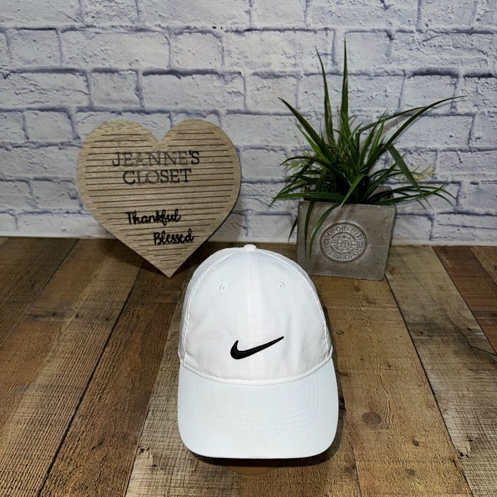 Nike Golf Heritage86 Performance Logo Adjustable Hat - White